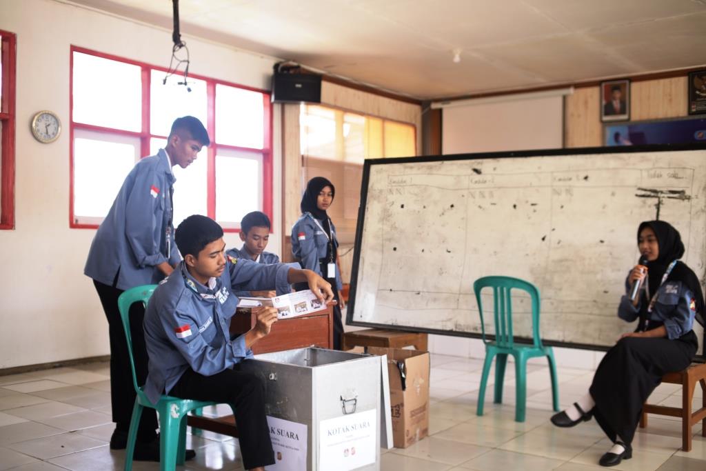 Panjalu, 16 Oktober 2024 Suasana saat proses perhitungan suara pada pemilihan ketua osis dan wakil ketua osis periode kepengurusan tahun 2024-2025