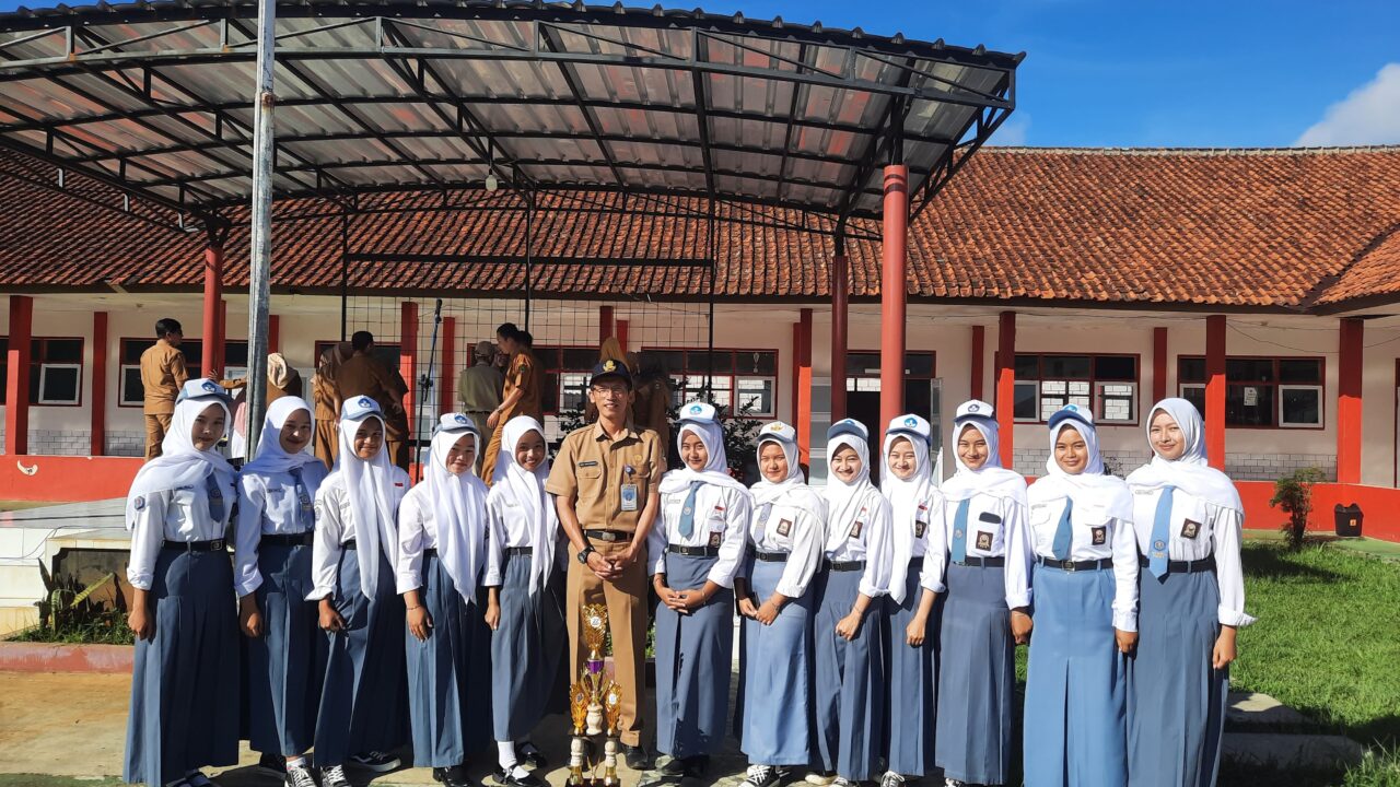 SMK Negeri 1 Panjalu Raih Trofi Juara Madya 3 di LKBB UNIGAL 2025